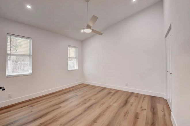 Guest Bedroom - 2 Rooms Available ASAP/ 15 min from campus/ Duplex/ Modern Home/ Partially Furnished
