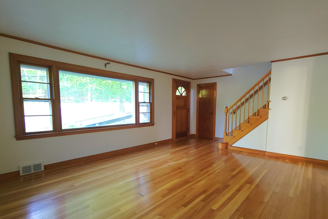 Shared Living room - 4Br 2Bath (1 Bedroom open), Close to campus, $875/month - looking for female roommate