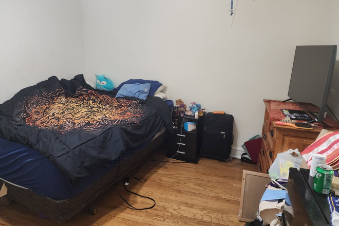 Bedroom - Summer Sublet in Evanston Apartment!