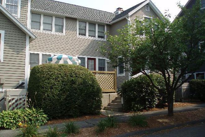 outside view - 3BR Amity Place condo close to campus