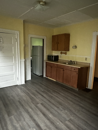 Yellow Kitchen! - 1 Bedroom on Nutting Ave, next to Fieldstone