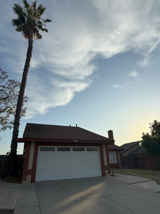 Home Front - Room for Rent Quiet Neighborhood (off Victoria & Adams)