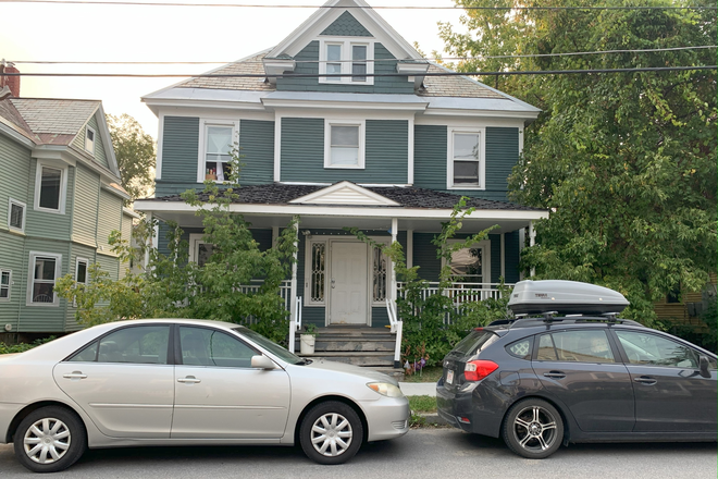 House exterior - Central location - Huge 6 Bedroom, 2.5 Baths, 2 Kitchens, 12 month Lease, Available June 2027 Duplex