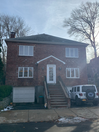 House front picture duplex (left side) - Very nice close to campus big rooms, 2 min walk to campus