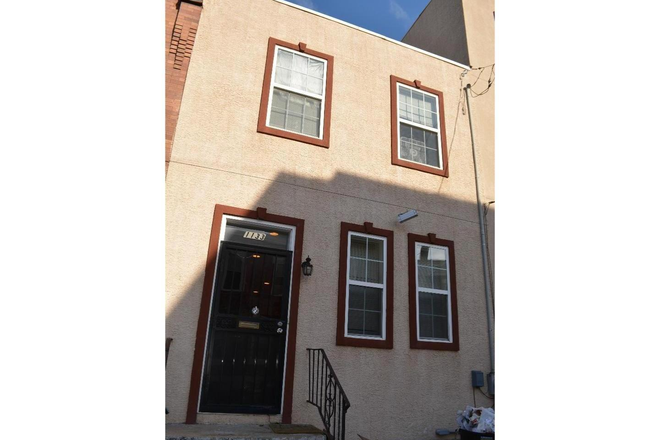 Outside view - 1133 W Nevada St Townhome