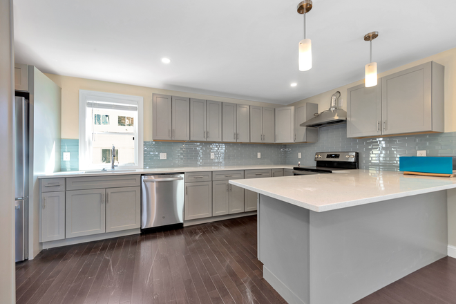 Kitchen - Modern 6-Bedroom Duplex with Ensuite Baths & Central A/C