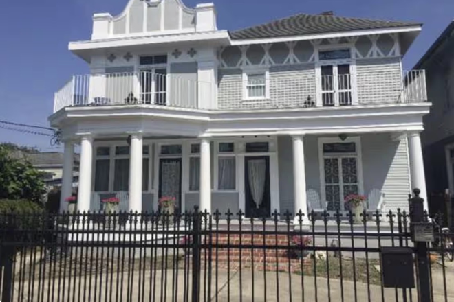 - FULLY FURNISHED! WALK TO TULANE and LOYOLA!! AVAILABLE IMMEDIATELY! ST.CHARLES AVE!