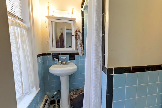 Bath - Beacon St Studio Brookline Apartments