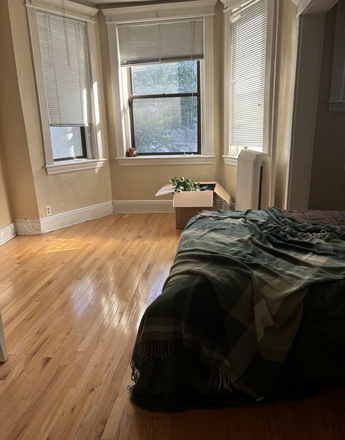 Room - Cozy Sunny Single Studio Close to Campus (Furnished)
