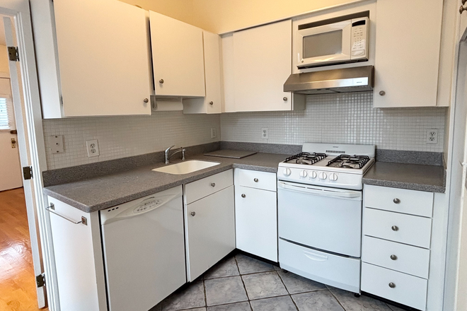 kitchen - Sunny Brighton 2 bed with a deck and pool - NO FEE! For 9/1 Apartments