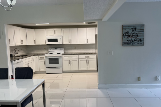 Kitchen - Townhome near NSU