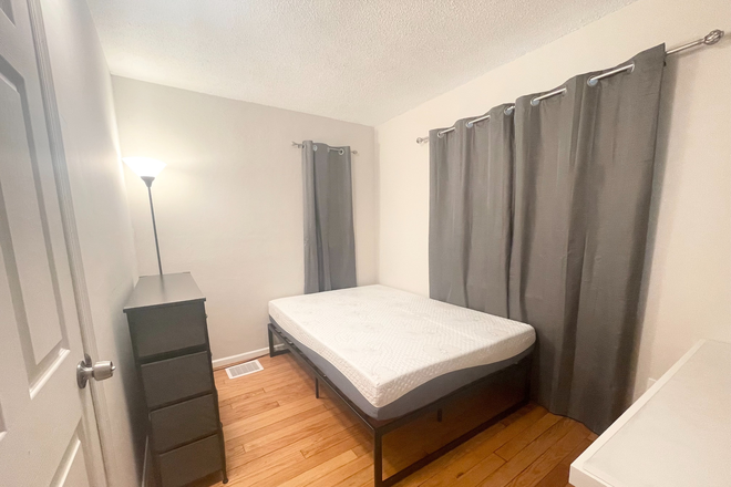 Bedroom A - Private Bedroom in Renovated Home - Walk to Metro in 10 minutes!