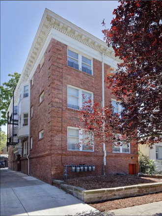 Outside of Building - Cute Apartment, walking distance to campus and super close to bus stop