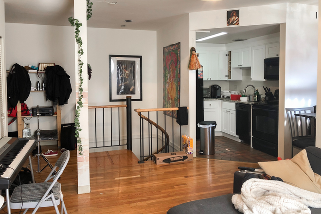 Apartment - 2 Bedroom duplex on Gainsborough Street with laundry in unit