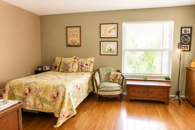 Master bedroom - Roommate for 2bd/2ba in Delray Beach Apartments