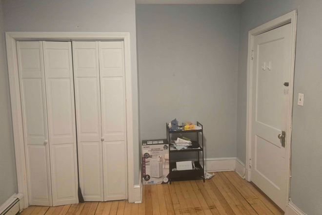 bedroom - Harvard Ave Room