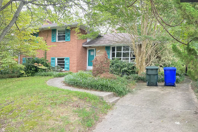 Front Yard View - House in woods community, near campus, nice quiet neighborhood, very clean, close to bus stop.