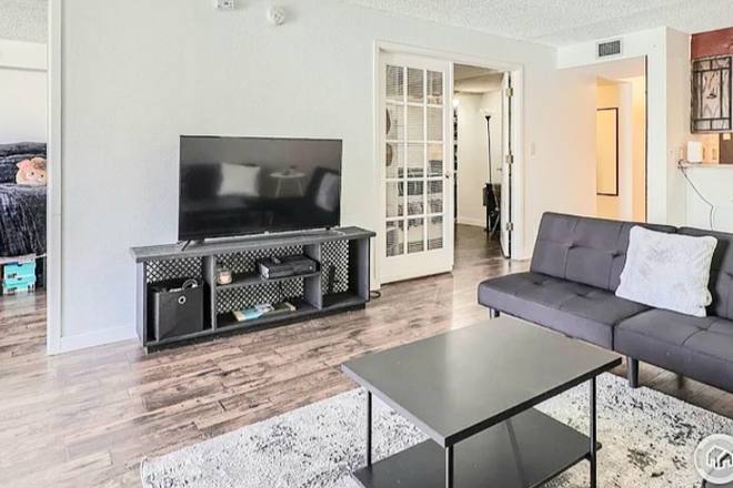 - 2-Bdrm 1-bath apt, entire apt:1 person $1300/month, 2 people $1600/month,avail now (720-581-3491)