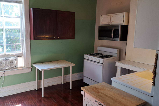kitchen - Cozy studio in a historic house, all inclusive, walk to UC