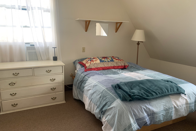 Bedroom - 1 BR in private home, close to campus