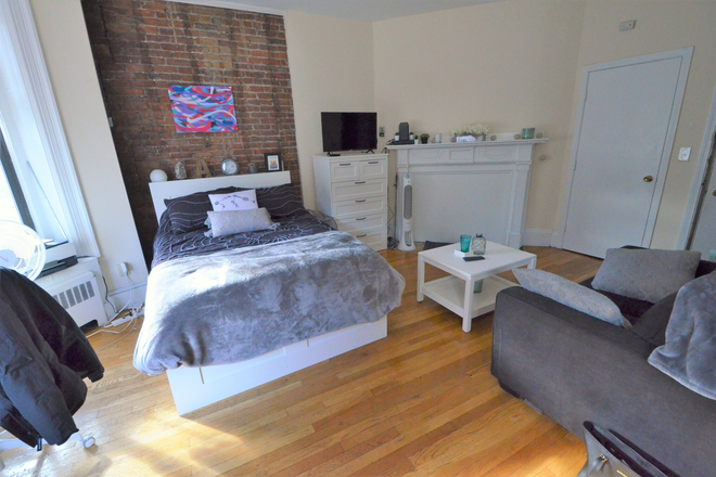 Bedroom - Front Facing Large Studio in Back Bay area Bus One heat and hot water and gas all in
