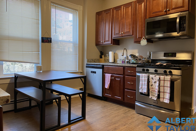 Kitchen - Cheap 5 Bedroom in Mission Hill on Sunset Street!!