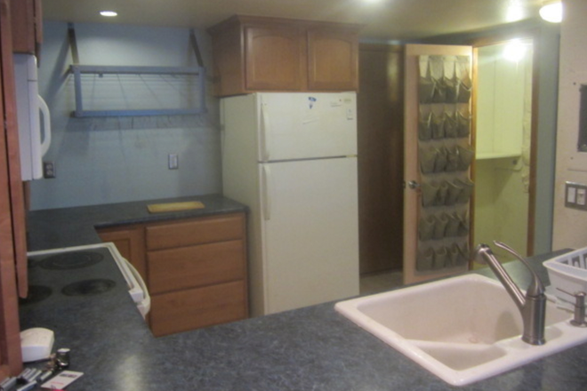Kitchen - Spanish Towers, Close to Campus. Looking for Roommate