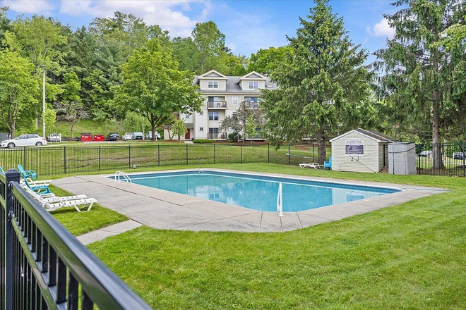 Community pool - Close to UVM 2Bed1Bath apartment *Heat included*