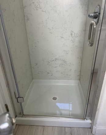 Bathroom shower - 1810 Euclid Ave #12 - 3bed1bath w/in-unit laundry - Minutes walk to campus