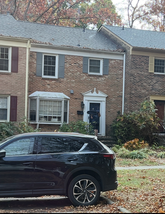 Outside of cute townhome. - Oak Manor - Cute Townhouse near campus