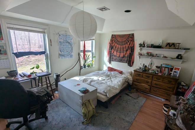 bedroom - Summer Sublet in large house with friendly grad roommates