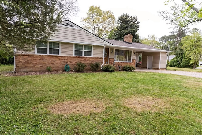 front yard - Entire House, close to campus