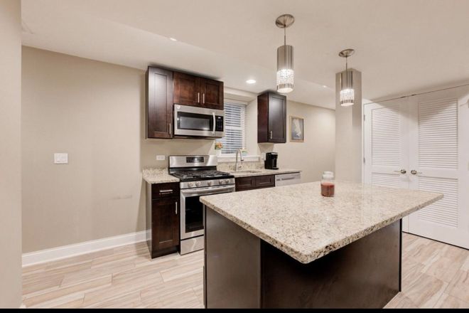 Kitchen - Apartment close to Lincoln Park Campus
