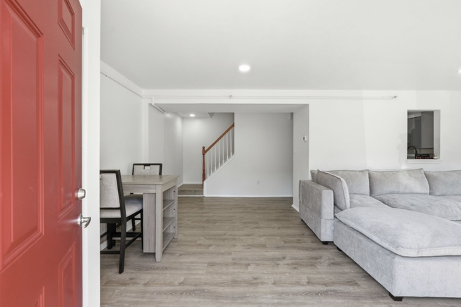 Living room - Newly renovated 3 bedroom property walking distance to the campus