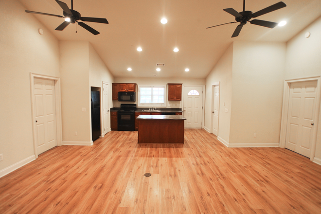 Kitchen and Main - Convenient, Close and Cozy House