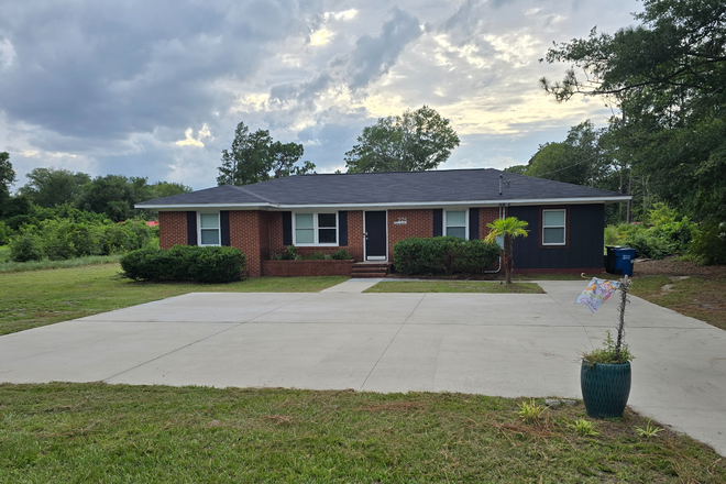 Front Outside - 225 Rose Ave. Walk to Campus- 4BR 2Bath House