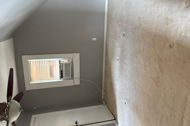 Bedroom - 1 Brm, 1 Bath, 1 Eit in Kitchen Upstair, newly done bath & Kit cabinets, front access