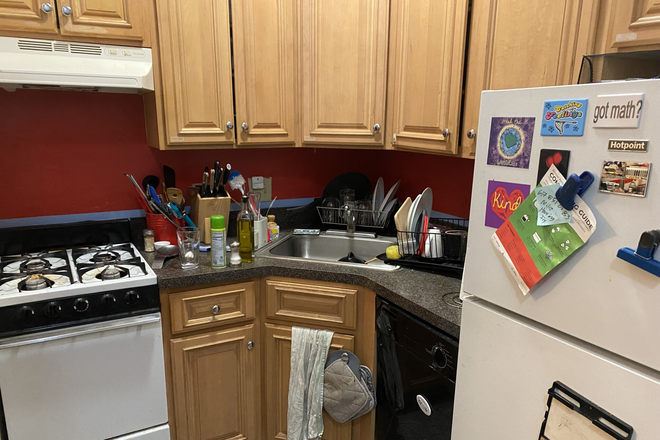 Kitchen - Comm Ave 3 bed Allston Apartments