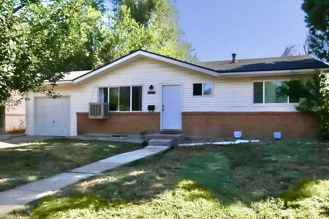 front exterior - Wonderful 6 bedroom, 3 bath home, several hangout spaces, fun sunroom, close to CU!