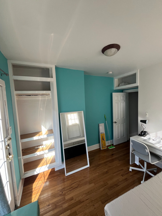 2nd floor patio bedroom - Classic Philly Rowhome near Drexel, the Art Museum, Upenn, and public transportation to Center C