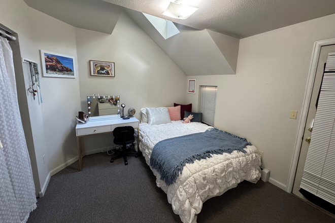 Bedroom - AFFORDABLE HILL APARTMENT - 5 MIN WALK FROM CAMPUS