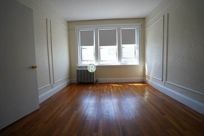 1 - Avail NOW-Awesome 1 bed Split, H/HW inc. NO FEE!