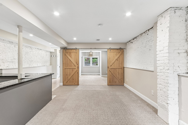 Sunny & open - Sunny 2BR Apt - W/D, Parking, Walk to Campus!