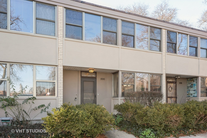 Front - Bedroom for Sublet. Very Close to UIC Campuses.