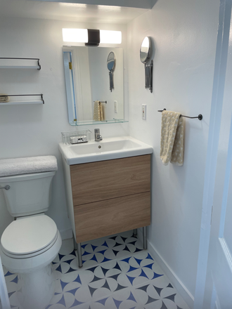 Bathroom - Patterson Park 3 bedroom house