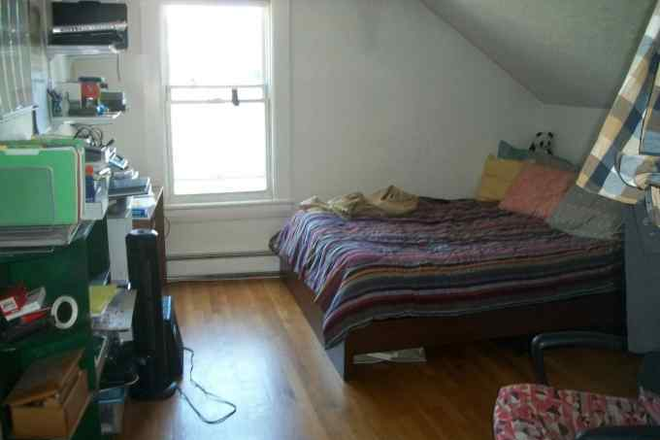 bedroom - No fee Great location! minutes to central sq, MIT, redline, shared yad Apartments