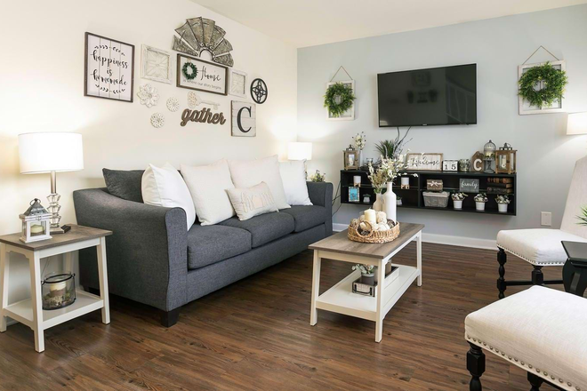 Living area with an open concept layout - Colonial Townhome Apartments