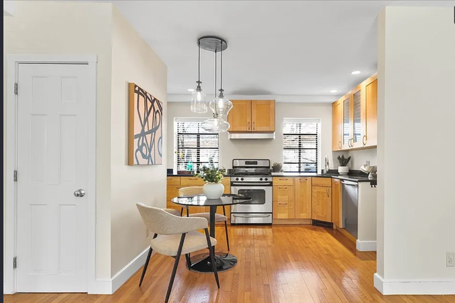kitchen - 8 minute walk to BU campus near Coolidge Corner;  bright, quiet bedroom to share with a grad stud