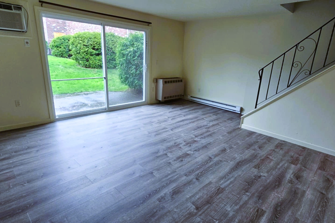 Living Room - 50 Meadow Street - 2 Bdr. 1.5 BTH (Townehouse of Amherst)