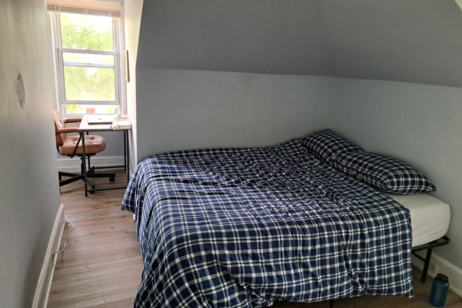 Desk and second window - Room in home-Wilton St-Princeton